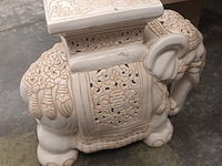 Lot 27 - decoratieve olifant - afbeelding 2 van  4