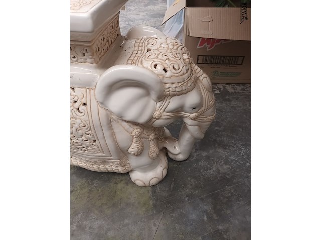 Lot 27 - decoratieve olifant - afbeelding 3 van  4