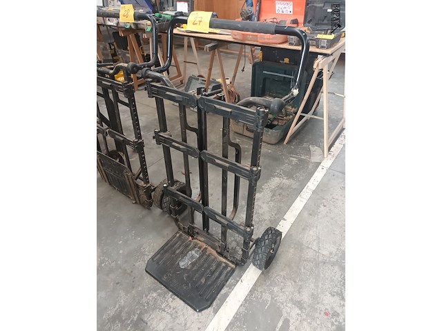 Lot 27 - dewalt opvouwbare steekwagen - afbeelding 1 van  3
