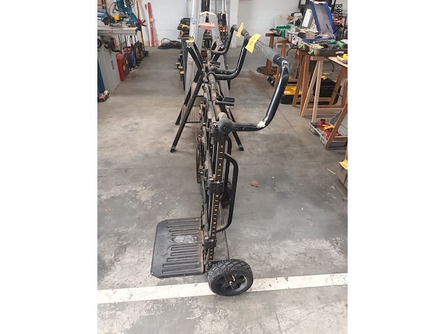 Lot 27 - dewalt opvouwbare steekwagen - afbeelding 2 van  3