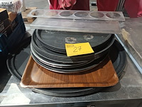 Lot 27 - dienbladen en rekje. 19 stuks