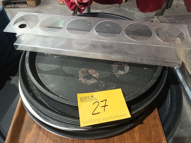 Lot 27 - dienbladen en rekje. 19 stuks - afbeelding 2 van  3