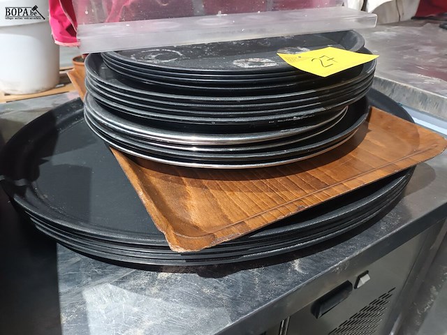 Lot 27 - dienbladen en rekje. 19 stuks - afbeelding 3 van  3