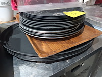 Lot 27 - dienbladen en rekje. 19 stuks - afbeelding 3 van  3