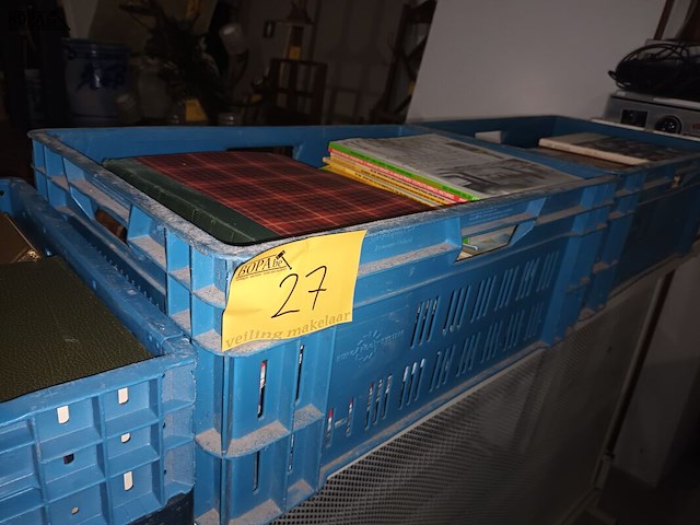 Lot 27 - franstalige boeken. 3 bakken - afbeelding 1 van  4