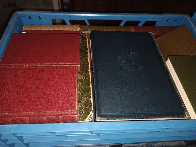 Lot 27 - franstalige boeken. 3 bakken - afbeelding 2 van  4