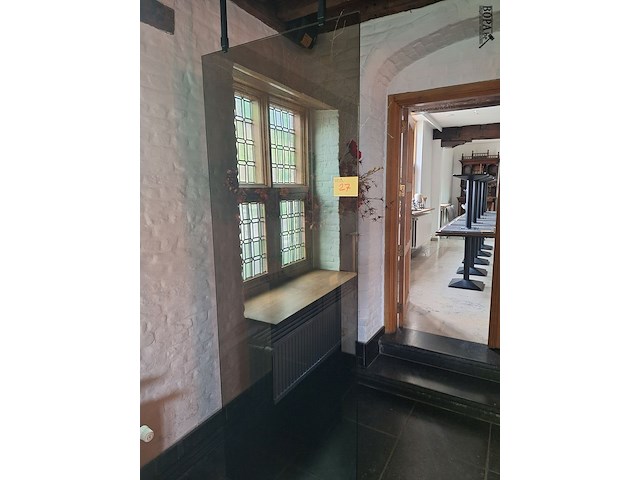 Lot 27 - glazen scheidingswand - afbeelding 1 van  2