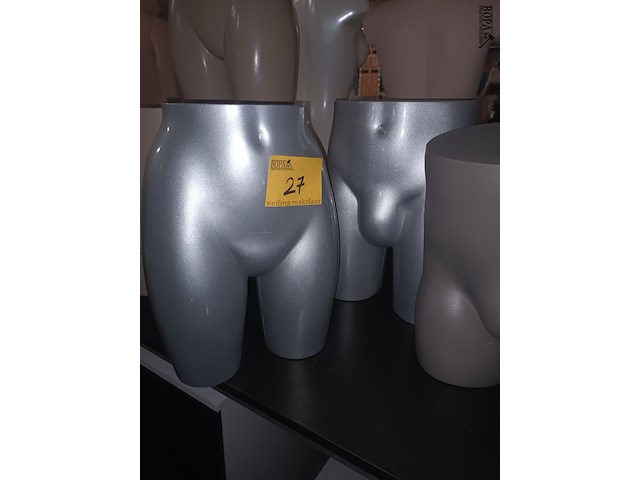 Lot 27 - grijs heupmodel. 3 stuks - afbeelding 3 van  3