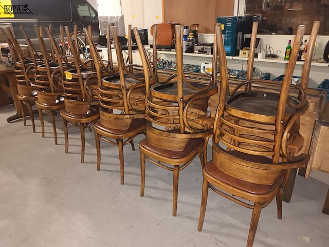 Lot 27 - houten café stoelen. 12 stuks - afbeelding 1 van  3