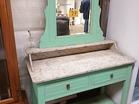 Lot 27 - houten kast met spiegel