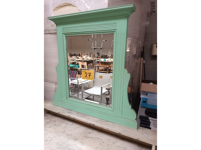 Lot 27 - houten kast met spiegel - afbeelding 2 van  4