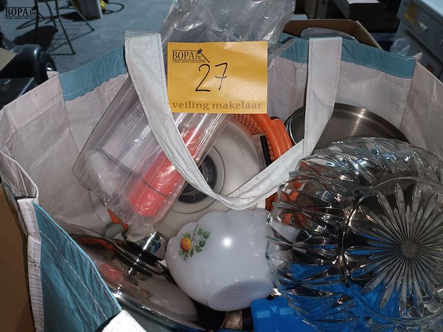 Lot 27 - huisraad en kookpotten - afbeelding 1 van  4