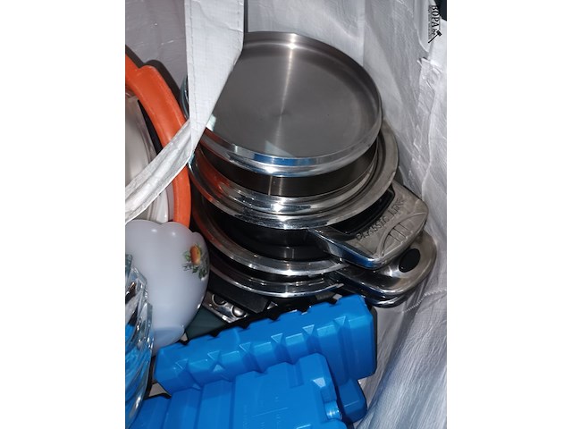 Lot 27 - huisraad en kookpotten - afbeelding 3 van  4