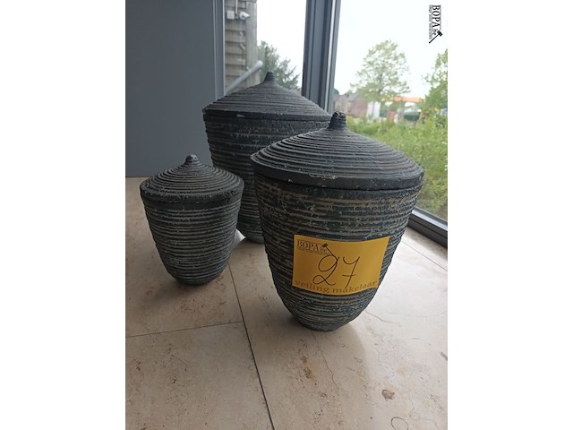 Lot 27 - keramieken dekselpotten. 3 stuks - afbeelding 1 van  4