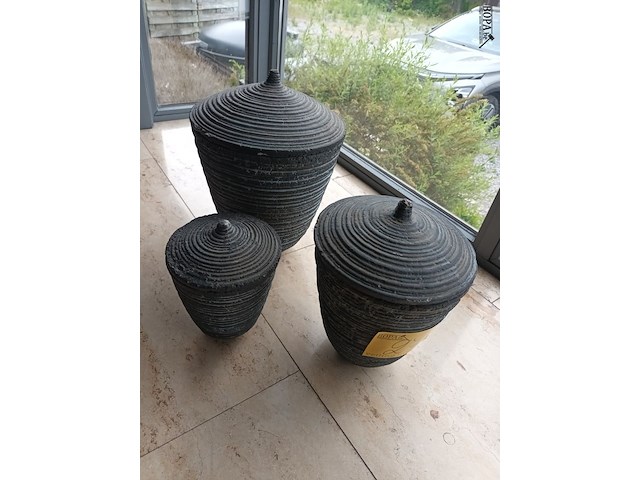 Lot 27 - keramieken dekselpotten. 3 stuks - afbeelding 2 van  4
