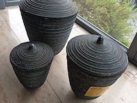 Lot 27 - keramieken dekselpotten. 3 stuks - afbeelding 2 van  4