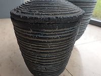 Lot 27 - keramieken dekselpotten. 3 stuks - afbeelding 3 van  4