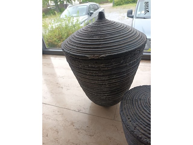 Lot 27 - keramieken dekselpotten. 3 stuks - afbeelding 4 van  4