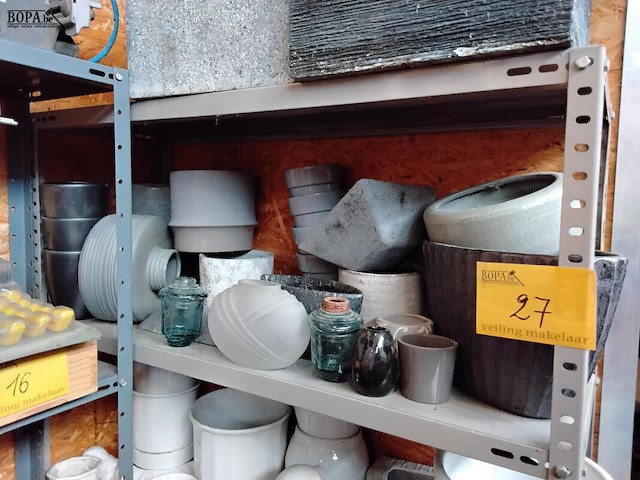 Lot 27 - lot bloempotten en vazen grijstinten en glas - afbeelding 1 van  2