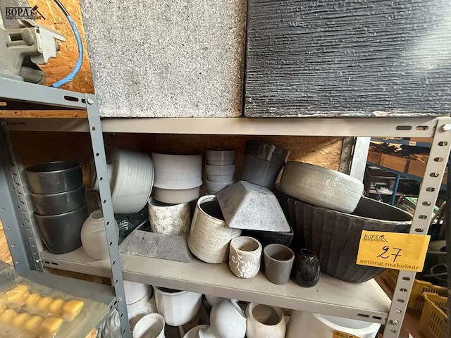 Lot 27 - lot bloempotten en vazen grijstinten en glas - afbeelding 2 van  2