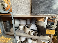 Lot 27 - lot bloempotten en vazen grijstinten en glas - afbeelding 2 van  2