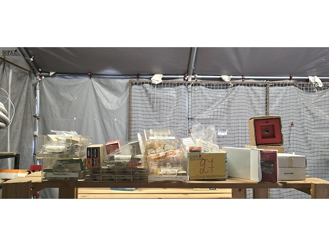 Lot 27 - lot lampjes, zekeringen, brandveiligheid - afbeelding 1 van  3