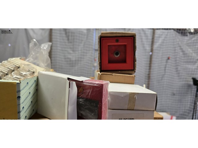 Lot 27 - lot lampjes, zekeringen, brandveiligheid - afbeelding 2 van  3