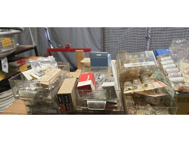 Lot 27 - lot lampjes, zekeringen, brandveiligheid - afbeelding 3 van  3