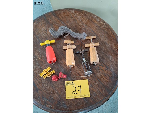 Lot 27 - lot oude kurkentrekkkers en accessoires - afbeelding 1 van  1