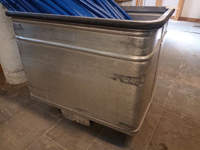 Lot 27 - metalen waskar - afbeelding 2 van  3