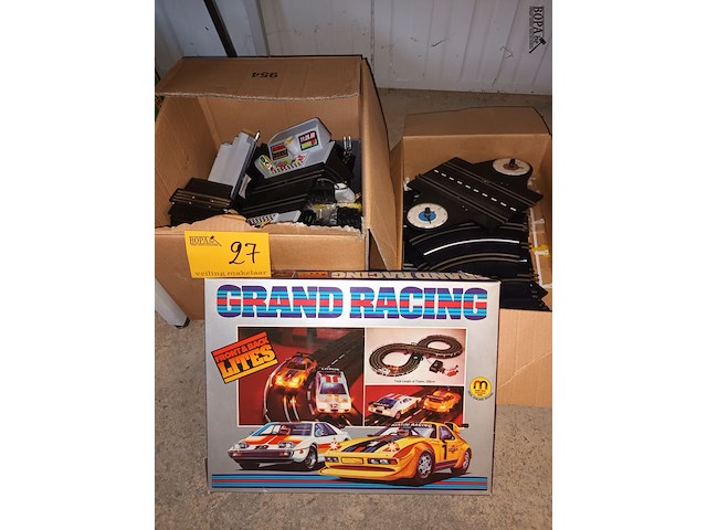 Lot 27 - onderdelen auto racebanen. 3 dozen - afbeelding 1 van  6