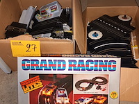 Lot 27 - onderdelen auto racebanen. 3 dozen