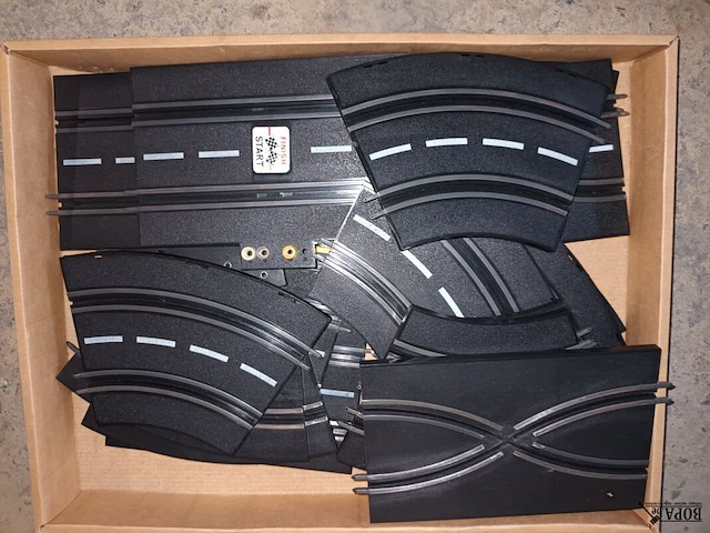 Lot 27 - onderdelen auto racebanen. 3 dozen - afbeelding 3 van  6