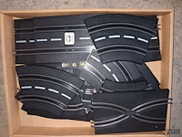 Lot 27 - onderdelen auto racebanen. 3 dozen - afbeelding 3 van  6