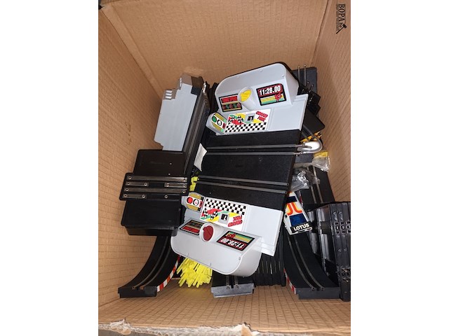 Lot 27 - onderdelen auto racebanen. 3 dozen - afbeelding 4 van  6