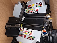 Lot 27 - onderdelen auto racebanen. 3 dozen - afbeelding 4 van  6