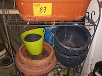 Lot 27 - plantenrekje met inhoud