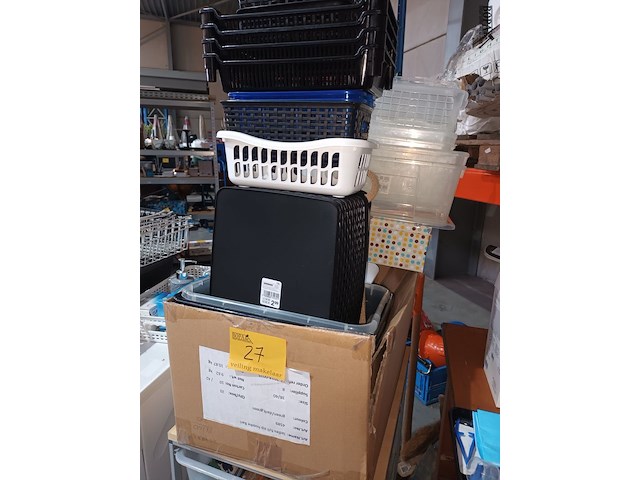 Lot 27 - pvc manden en bakken. 20 stuks - afbeelding 1 van  4