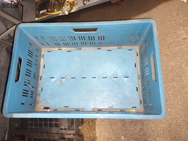 Lot 27 - pvc stapelbak. 2 stuks - afbeelding 2 van  3