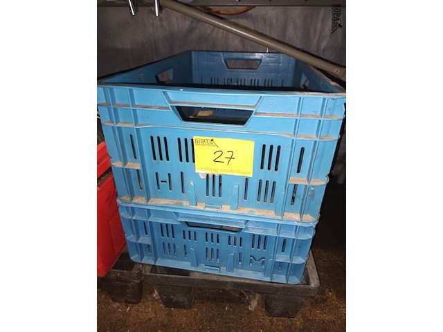 Lot 27 - pvc stapelbak. 2 stuks - afbeelding 3 van  3
