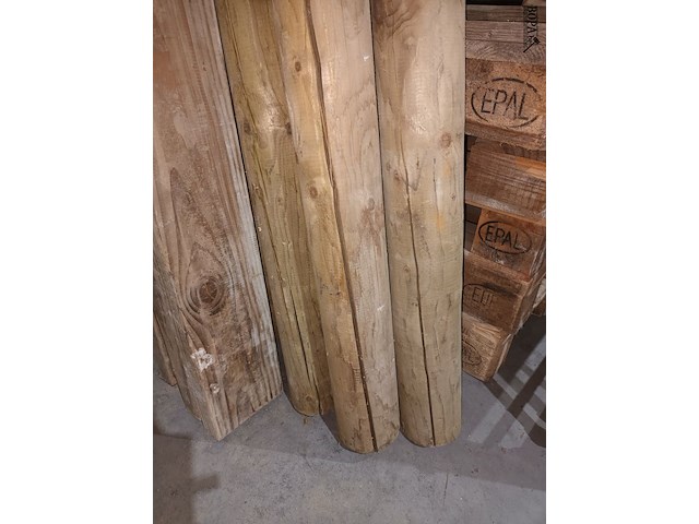 Lot 27 - ronde houten palen. 9 stuks - afbeelding 2 van  3
