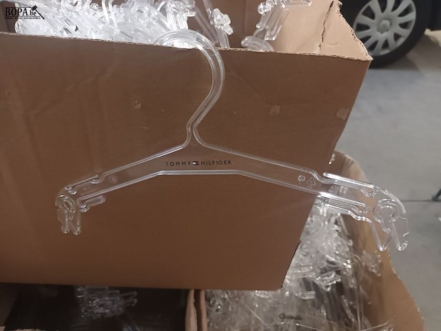 Lot 27 - tommy hilfiger kleerhangers voor lingerie - afbeelding 2 van  2