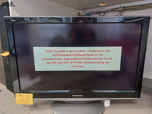 Lot 27 - tv panasonic tx-l32v10e - afbeelding 1 van  3