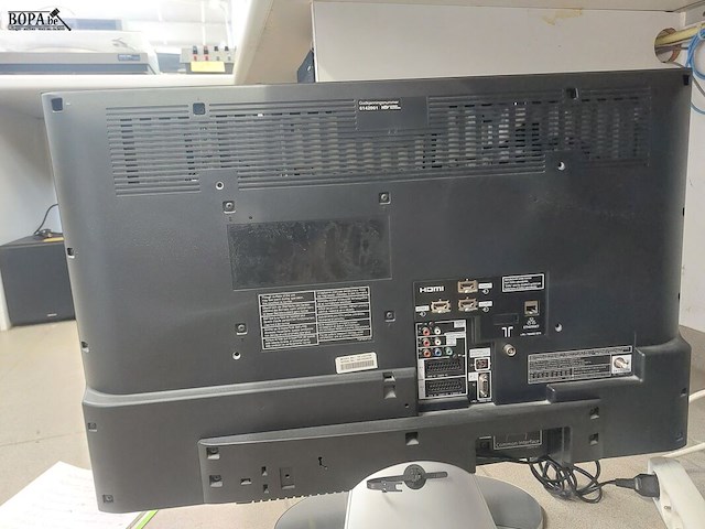 Lot 27 - tv panasonic tx-l32v10e - afbeelding 2 van  3