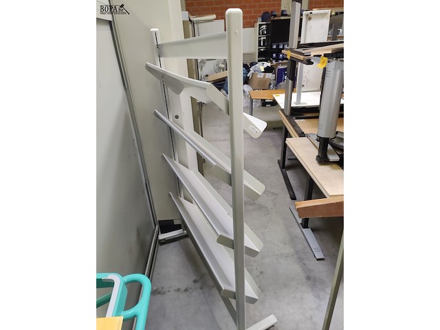 Lot 27 - verrolbaar folderrek - afbeelding 2 van  3