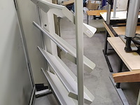 Lot 27 - verrolbaar folderrek - afbeelding 2 van  3