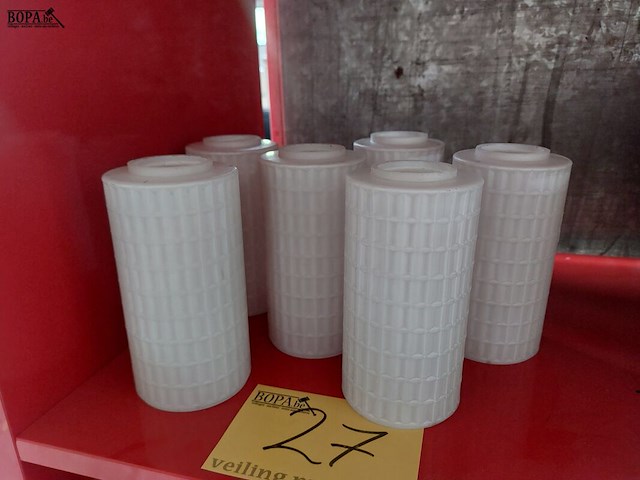 Lot 27 - witte glazen lampenkappen, ong. 6 stuks - afbeelding 1 van  1