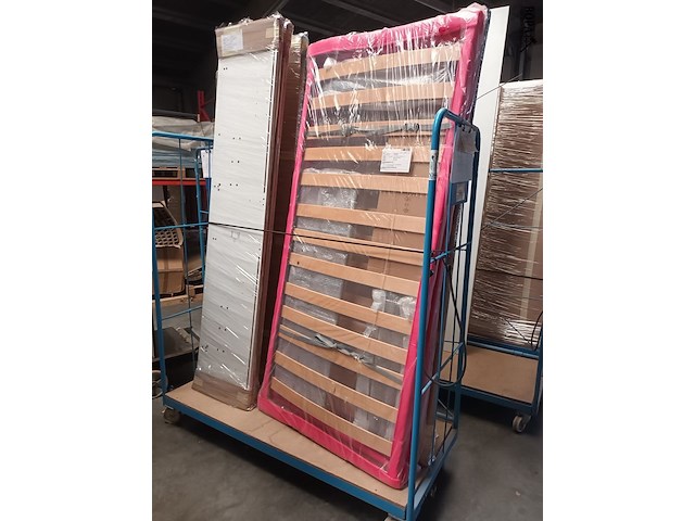 Lot 270 - blauwe transportkar met inhoud - afbeelding 1 van  3