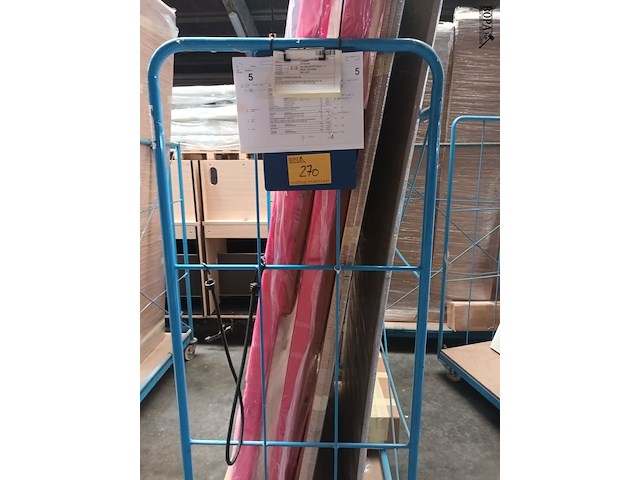 Lot 270 - blauwe transportkar met inhoud - afbeelding 2 van  3
