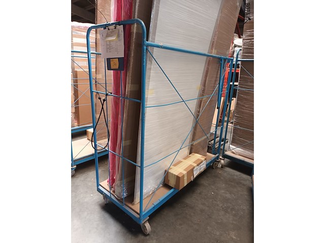 Lot 270 - blauwe transportkar met inhoud - afbeelding 3 van  3